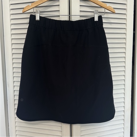 Lululemon on the fly black skirt -size 6 Luxtreme - Picture 3 of 5